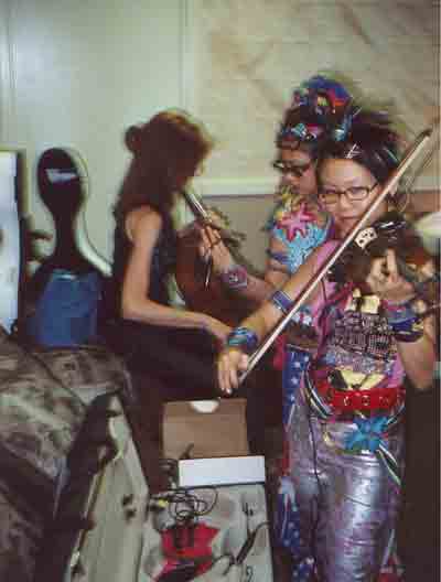 CHI2 Strings warming up, Glen Helen Blockbuster Pavilion, CA, Aug 2001